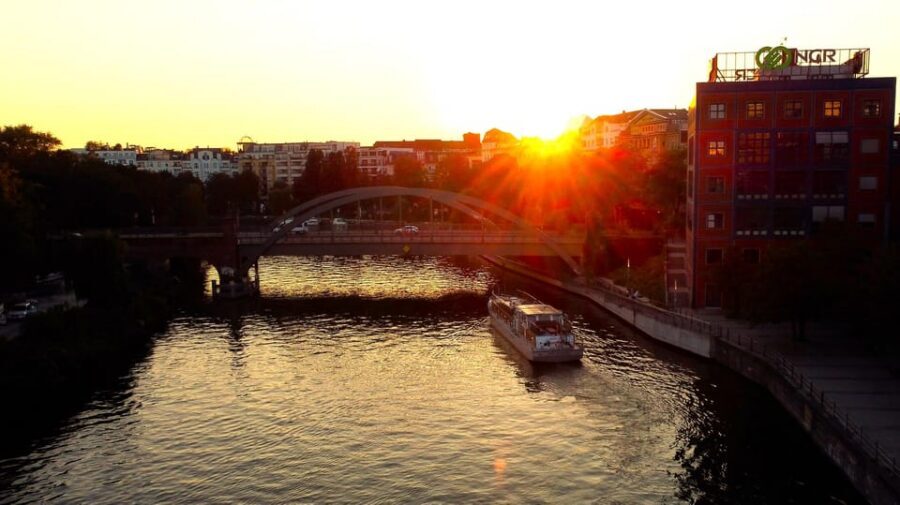 Berlin: Evening Boat Cruise – Romance & Moonlight - Practical tips that make or break the experience