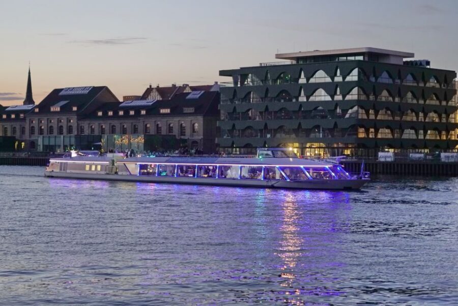 Berlin: Evening City Sightseeing Cruise - Commentary, languages, and understanding what you’re seeing