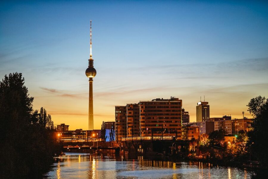 Berlin: Evening City Sightseeing Cruise - Nikolaiviertel to the Federal Chancellery: the glass-and-government moment