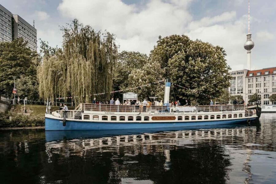 Berlin: Evening JAZZ Cruise with "Markus Ehrlichs" Jazz Trio - The jazz sound: energetic, not overwhelming, and made for a small boat