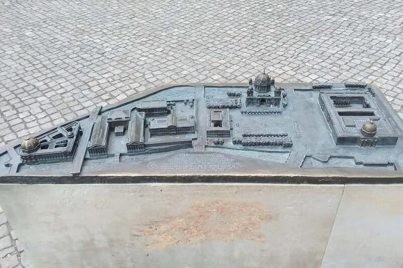 Berlin: Exclusive Private Tour of the Museum Island - Old Arsenal Area: Unter den Linden as a History Corridor