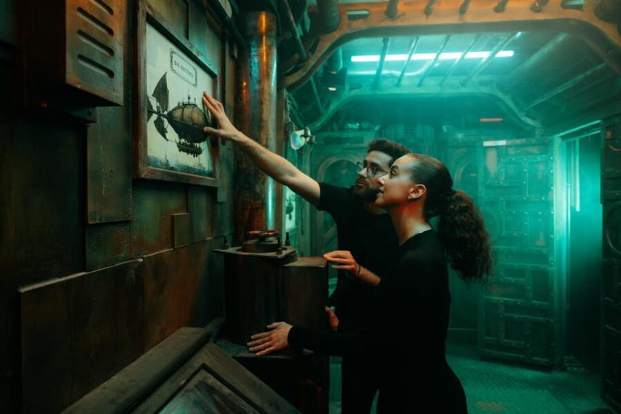 Berlin: EXIT Escape Room Games & Virtual Reality Adventures! - Your two hours: intro, exclusive room play, and a group picture
