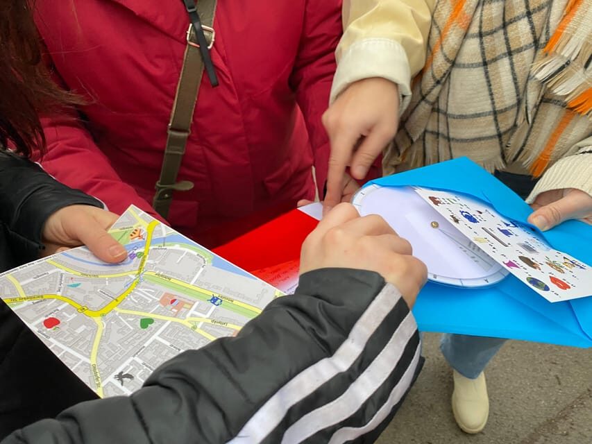 Berlin Friedrichshain: Outdoor Crime Mystery Tour - What makes the setting special: street-level clues, not screens