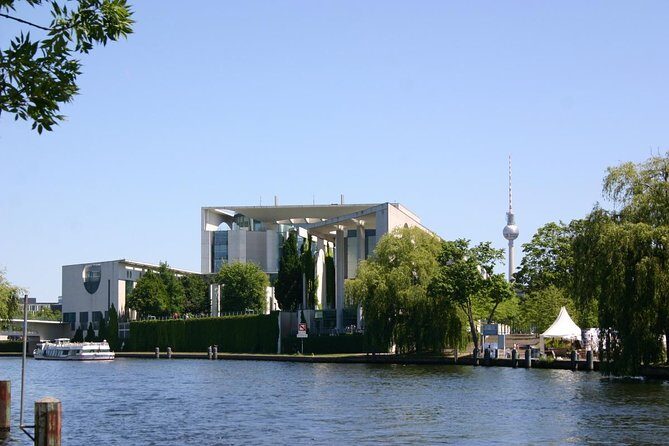 Berlin: Guided Bike Tour to Explore the Highlights - Brandenburg Gate and the Reichstag Dome: The City Looks You in the Eye