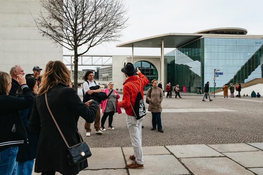 Berlin: Guided Walking Tour around the Reichstag - Where you start at Paul-Löbe-Allee and what to notice right away