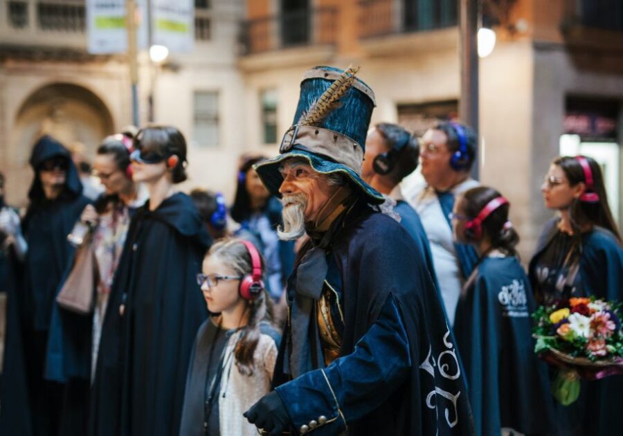 Berlin: Guided Walking Tour by Night - Meeting the lamplighter’s assistants in black cloaks