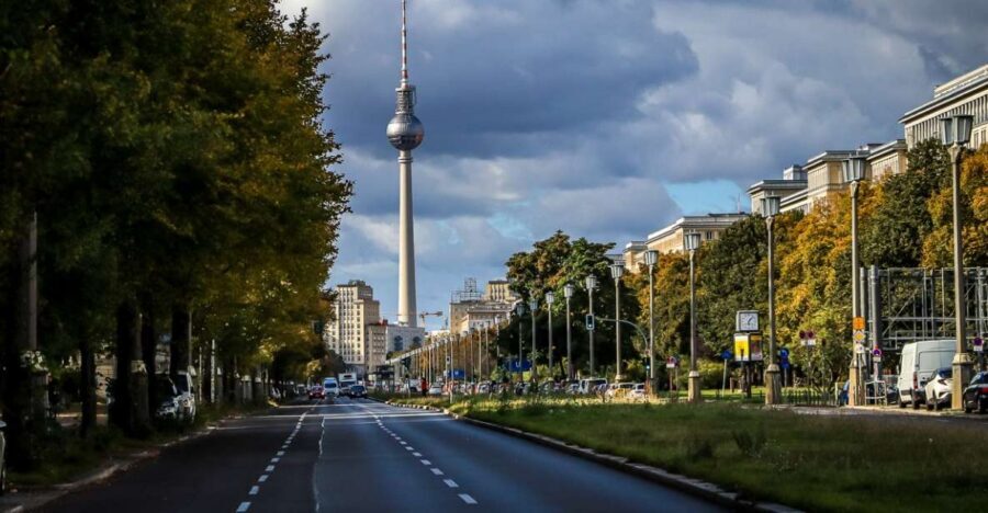 Berlin: Guided Walking Tour in English - Getting Oriented: Rotes Rathaus and the walk’s starting rhythm