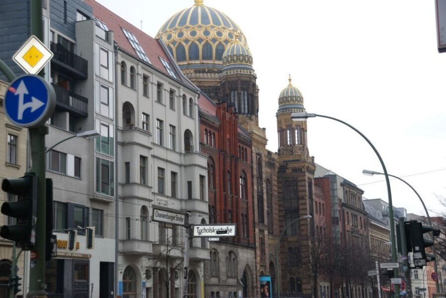 Berlin: Hackesche Höfe Courtyards Walking Tour - The guide matters: stories that make the back streets make sense