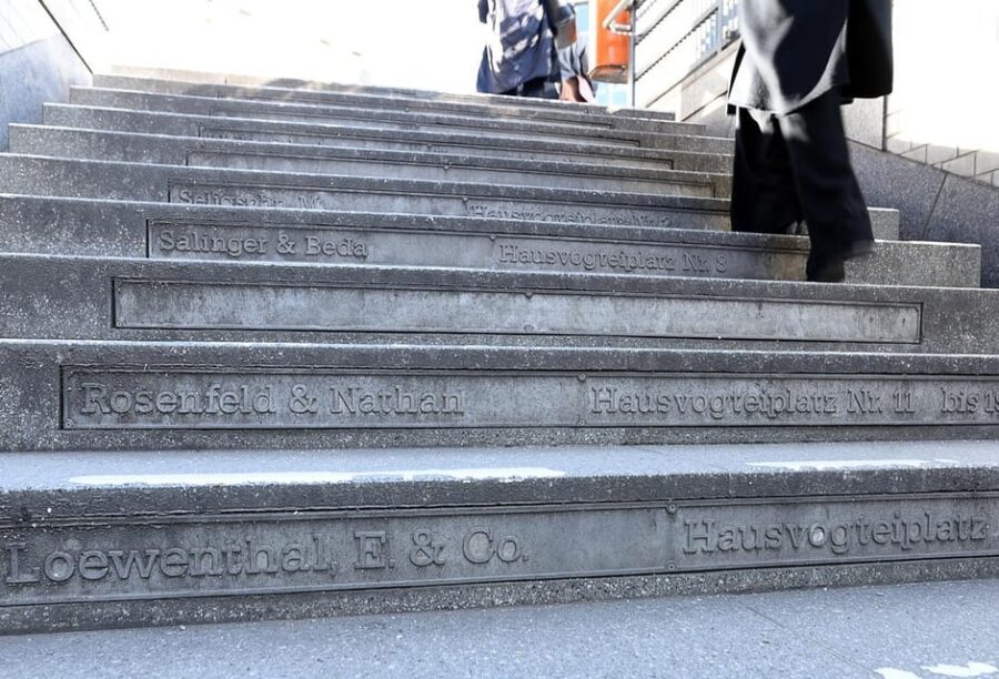 Berlin: Hidden gems around the Gendarmenmarkt - Guided walking tour - Start at Gendarmenmarkt: the three buildings that run the show