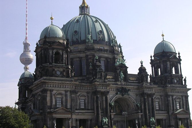 Berlin Highlights Private Guided Walking Tour - Pariser Platz and the Brandenburg Gate area: where power meets symbolism