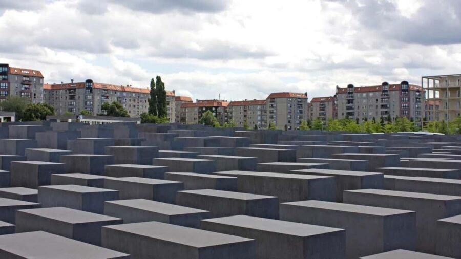 Berlin: Historical Walking Tour with Live Music - Quick Key Points