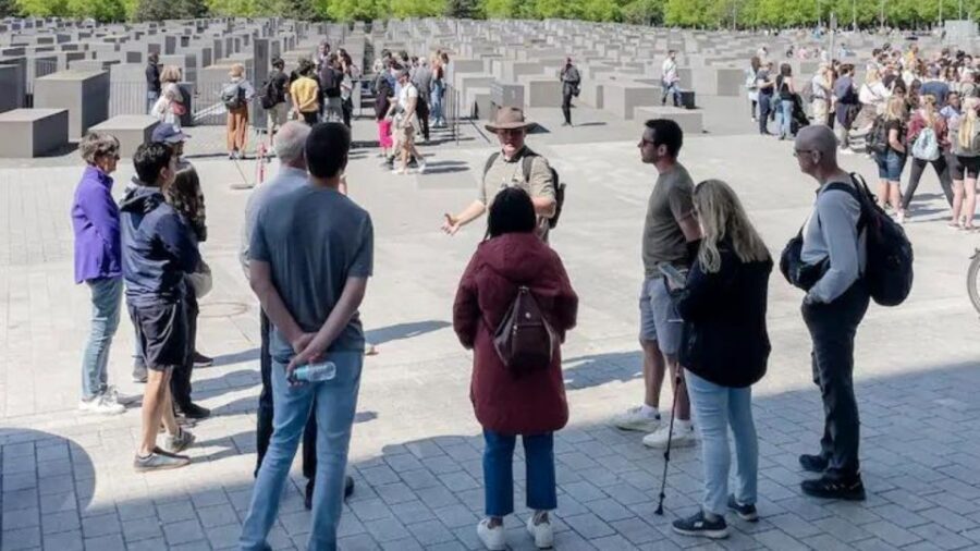 Berlin: Hitler's Berlin The Rise & Fall Guided Walking Tour - Meeting at Brandenburg Gate and planning for 2.5 hours outside