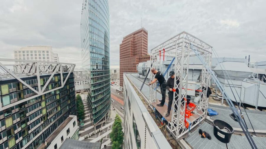 Berlin: House Running at "Das Center" Berlin 40m vertical! - Safety Gear and Staff Assistance: How the Experience Stays Controlled