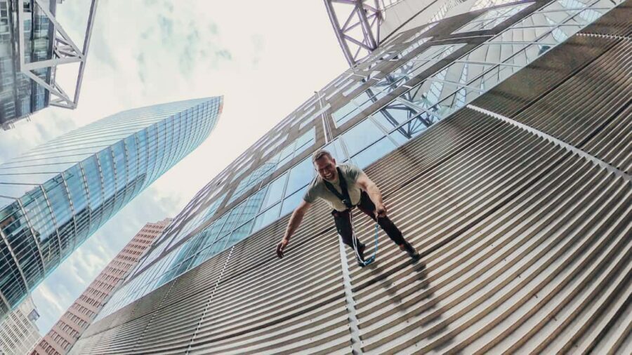 Berlin: House Running at "Das Center" Berlin 40m vertical! - The Descent Itself: Standing at the Edge and Walking Down