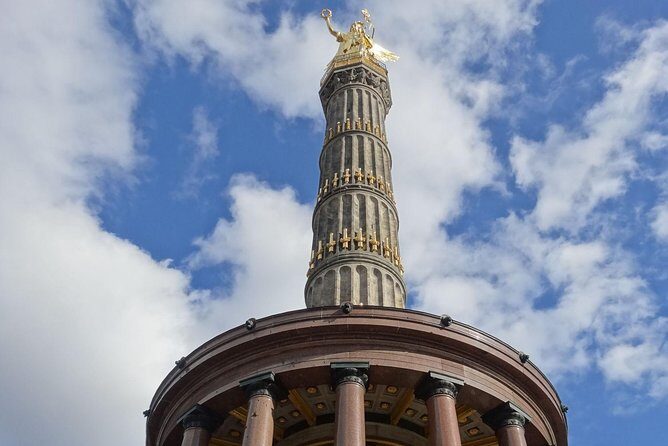 Berlin in one day – day tour with an expert guide - Mitte first: Brandenburg Gate, Checkpoint Charlie, and the Wall’s story line