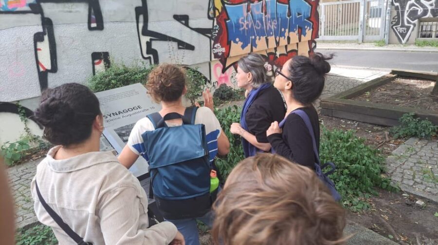 Berlin: Jewish Walking Tour including World War II - Synagogues in Mitte: from old foundations to the New Synagogue’s visible change