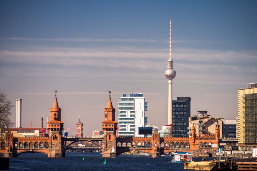 Berlin Kreuzberg: Scavenger Hunt Self-Guided Tour - Where Bethanien and the former Urbanhafen fit in