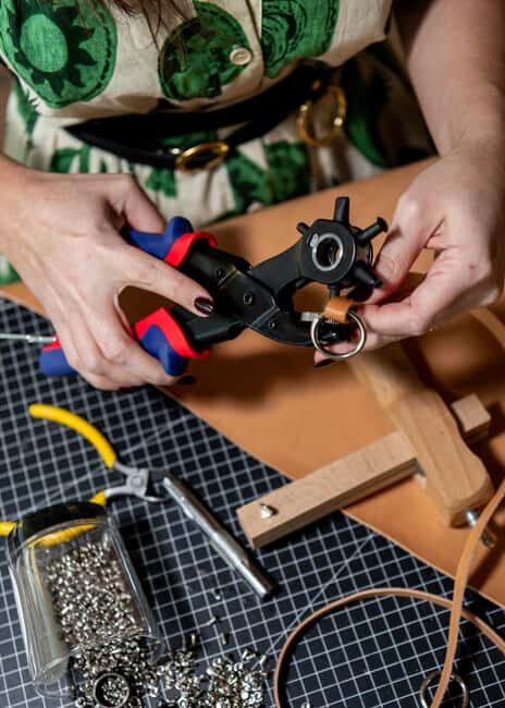 Berlin: Leather Craft Workshop with Local Designer - The 90-minute flow: from sustainable basics to your finished choker or bracelet