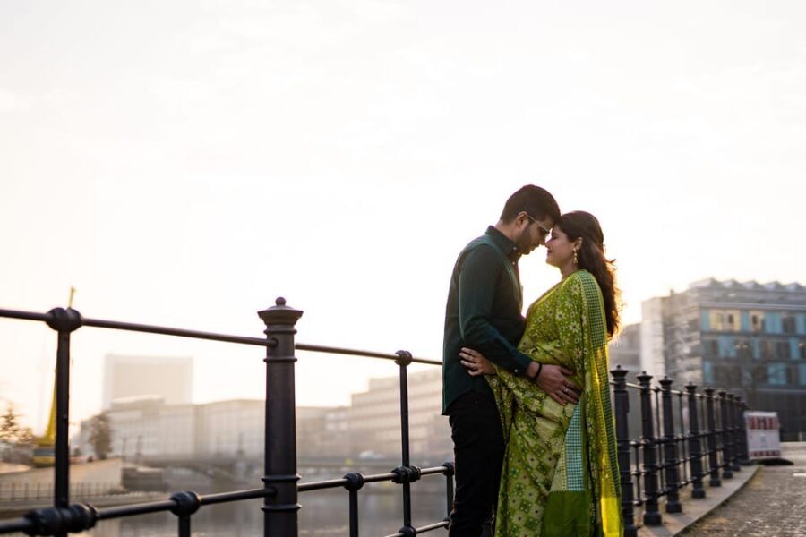 Berlin Love Story: Surprise Proposal Photography Session - The proposal moment: discreet coverage when it counts