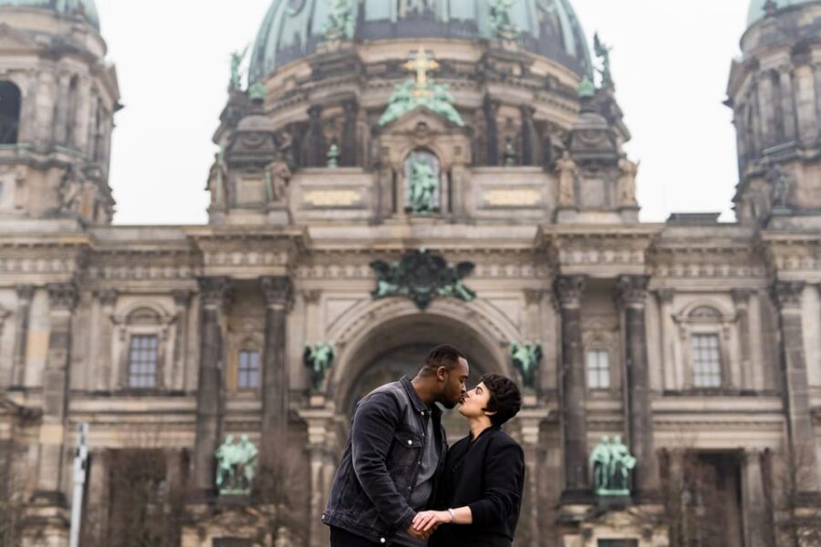 Berlin Love Story: Surprise Proposal Photography Session - Meeting at Polnisches Institut Berlin and moving to Museum Island
