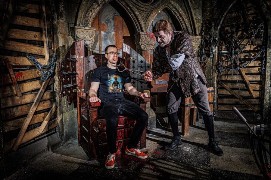 Berlin: Madame Tussauds Museum & Berlin Dungeon Combo Ticket - Language, Intensity, and Health Considerations That Affect Your Comfort