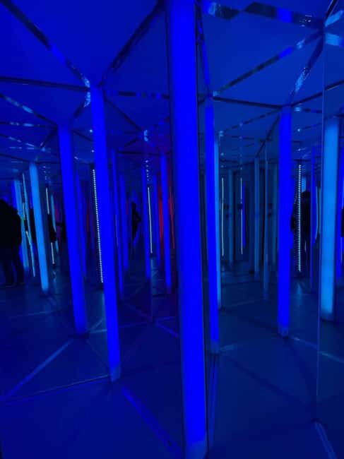 Berlin: Mirror Maze - Walking in: what the mirror corridors feel like