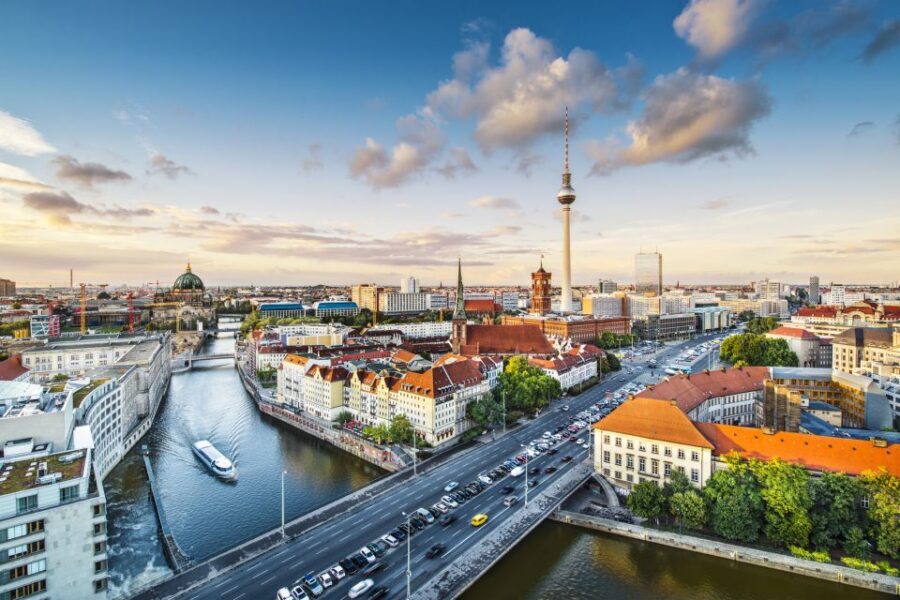 Berlin: Outdoor Escape Game Mitte - The iPad Game Master Dynamic (And Why It Helps)