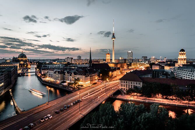 BERLIN PHOTO TOUR with a professional Photographer from Berlin - Meeting at Pariser Platz: Why Brandenburg Gate is the perfect starting line