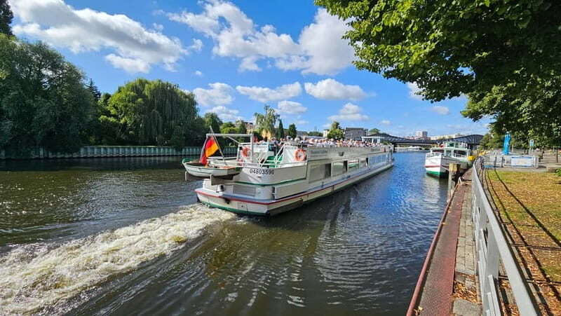 Berlin: Potsdam-Rundfahrt über die Unterhavel mit Guide - The Wannsee Peninsula and Pfaueninsel: Past Famous Names Without the Maze