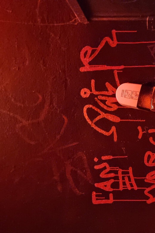 Berlin: Premium Underground Party Tour - Rigaer Kiosk start: cold beer, quick introductions, real Friedrichshain