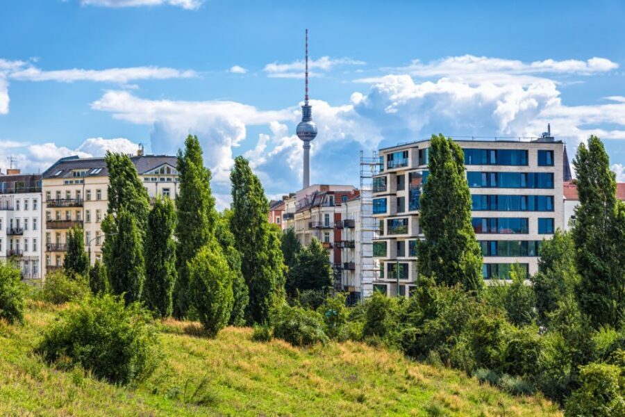 Berlin Prenzlauer Berg: Scavenger Hunt Self-Guided Tour - The Konnopke currywurst stop and why food pacing works