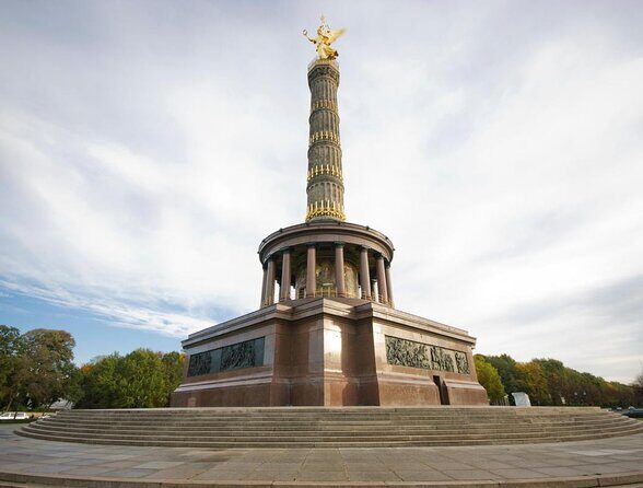 Berlin: Private Highlights Walking Tour with Local Guide and Hotel pickup - Quick hits before you go