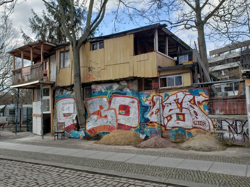 Berlin: Private tour through the district of Kreuzberg - The Berlin Wall death strip, now a tree house