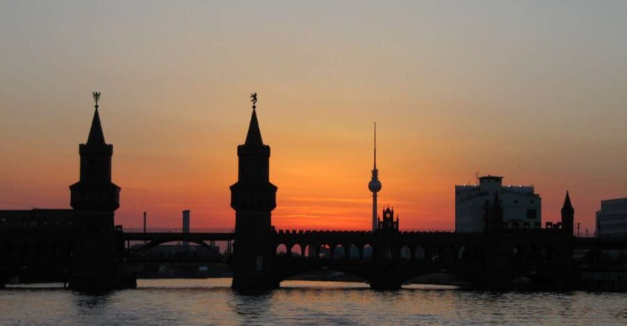 Berlin: Private Walking Tour with a Local - The walk itself: photo stops, guided segments, and scenic pauses