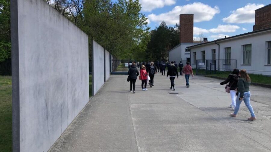 Berlin: Sachsenhausen Concentration Camp Guided Tour - From Alexanderplatz to Sachsenhausen: transport and pacing