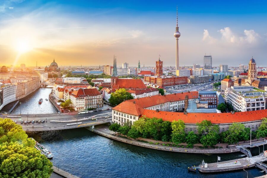 Berlin: Scavenger Hunt Self-Guided Tour - Gendarmenmarkt to the Brandenburg Gate: classic sights with puzzle logic