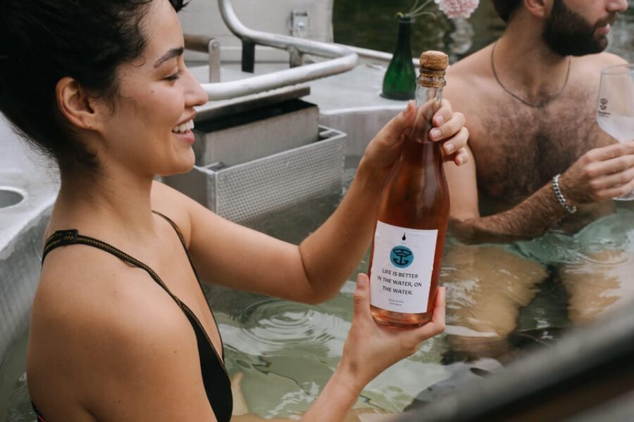 Berlin: Self-drive hot tub boat experience - Drinks, snacks, and the cool box routine