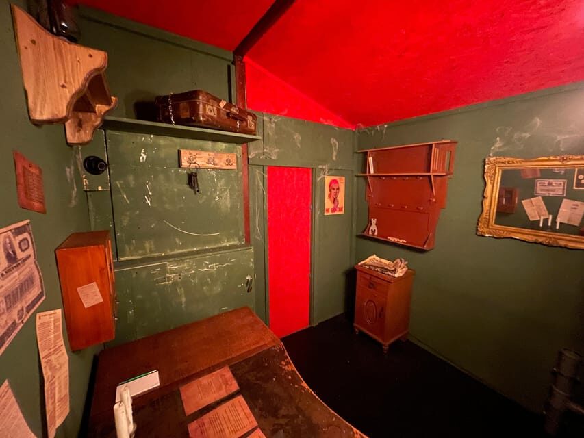 Berlin: “Shadow of the Rubber Duck” Escape Room Experience - Team setup: 2 to 3 investigators is an advantage