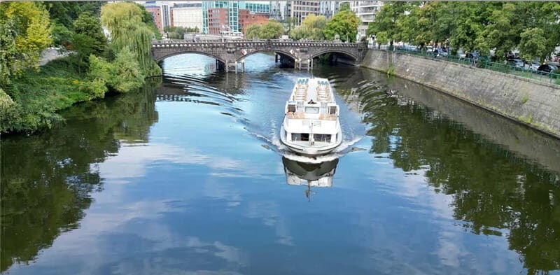 Berlin: Sightseeing Cruise from Berlin Main Station - Museum Island and the cathedral-plus-TV tower skyline