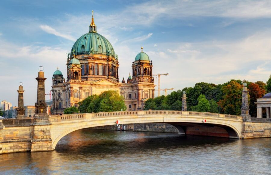 Berlin: Sightseeing Walking Tour of the Top 20 Attractions - Starting at Paul-Löbe-Haus: Getting Oriented Fast
