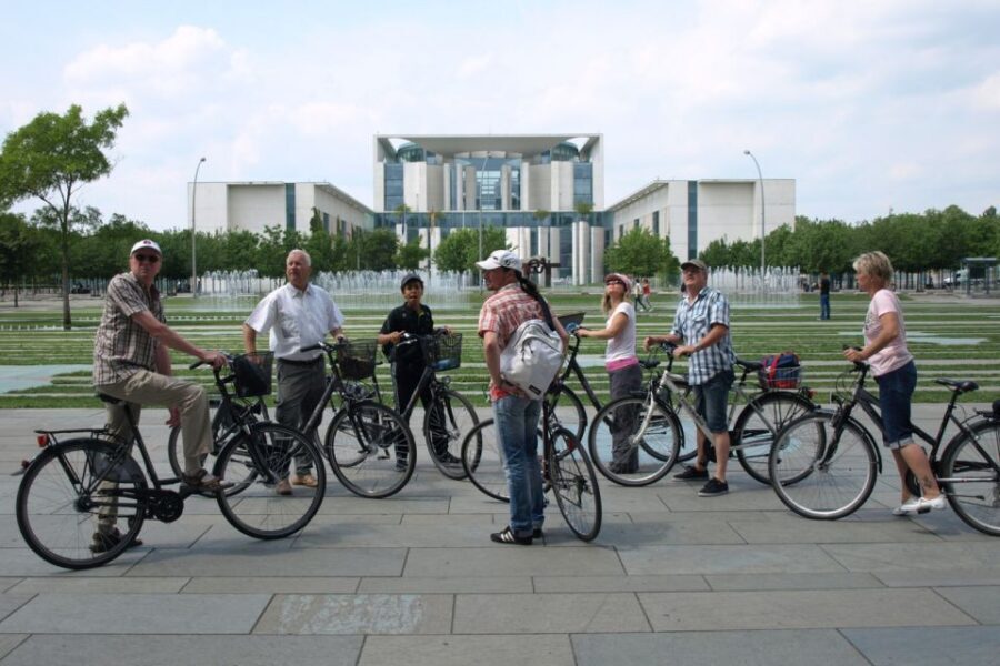 Berlin: Small Group Bike Tour Through City Center - Mitte on wheels: Synagogue, Old Post Headquarters, and sharp contrasts