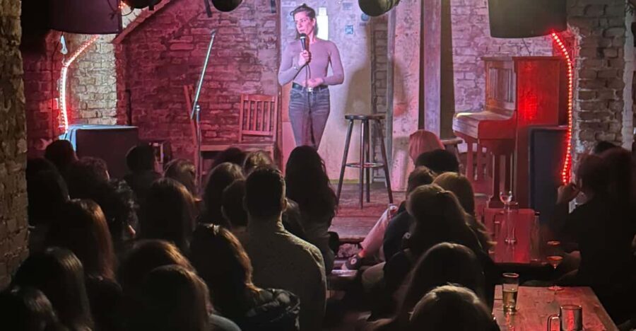 Berlin: The Epic Comedy Club Friday Night Showcase - Drinks and food at the bar: a practical way to enjoy the night out