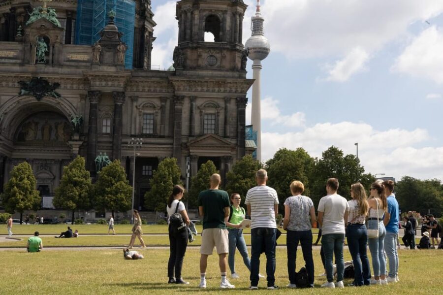 Berlin: the treasures of berlin - walking tour - Getting to Marx-Engels-Forum: meeting point clarity that saves time