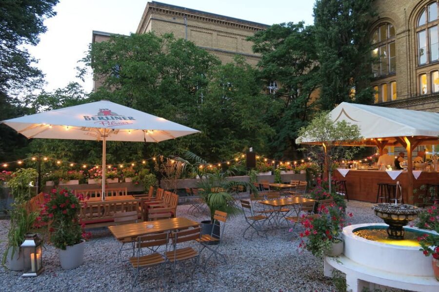 Berlin: Ticket for Bar Jeder Vernunft - Theater & Restaurant - Dinner and show: how the €5 catering credit actually plays out
