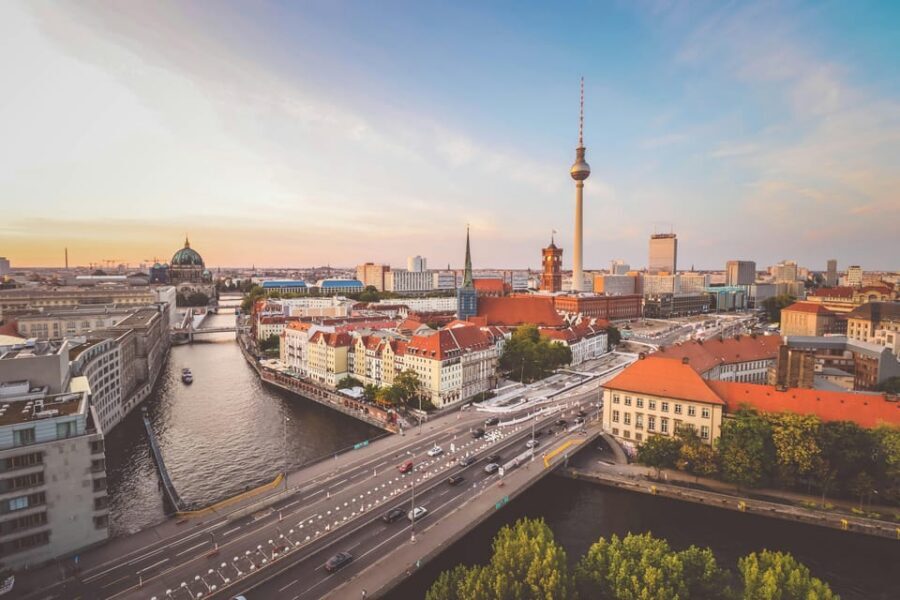 Berlin: Tour with Private Guide - Checkpoint Charlie: short distance, big context