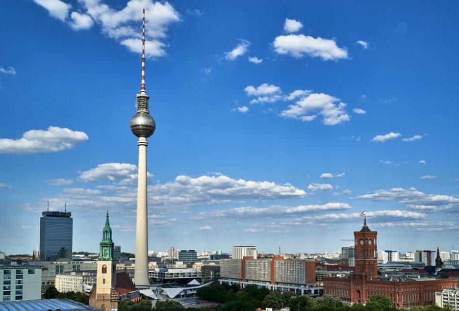 Berlin: Tour with Private Guide - Getting picked up in central Berlin: meeting point that saves time