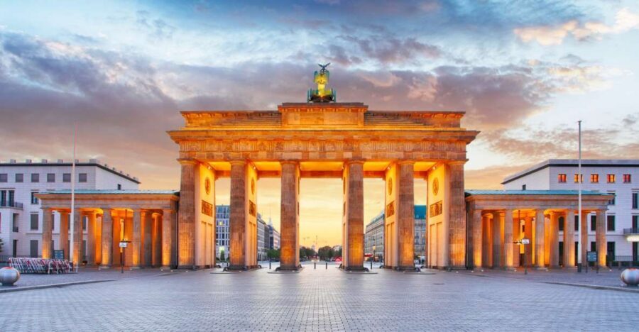 Berlin: Walking Tour of the Top 10 Sightseeing Attractions - Starting at Paul-Löbe-Haus: why this meeting point is smart