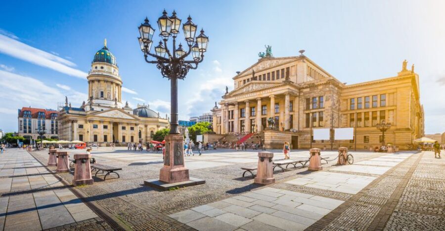 Berlin: Walking Tour of the Top 10 Sightseeing Attractions - Brandenburg Gate plus the Cold War in one photo stop