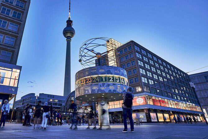 Berlin Walking Tour with Audioguide on Your Smartphone - Pariser Platz and Brandenburg Gate: start with the big postcard