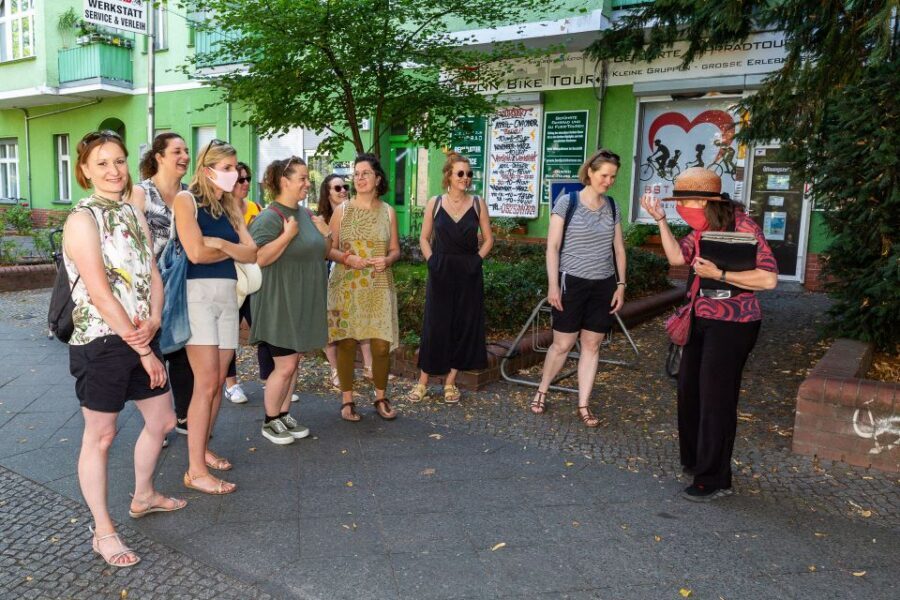 Berlin Wall: Small Group Guided Tour - Schwedter Steg Bridge and Mauerpark: From Watchpoints to Weekend Life